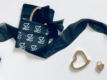 Load image into Gallery viewer, Coucou Heart Hook Up